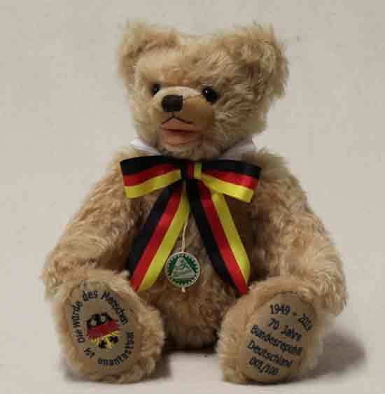 Teddybär 70 Jahre Bundesrepublik Deutschland 1949-2019 121518 v. Hermann Coburg